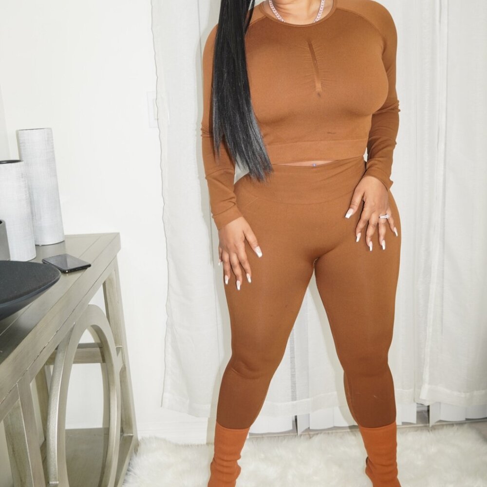 Matching 2 pc blouse and Scrunched Butt Leggings Set
